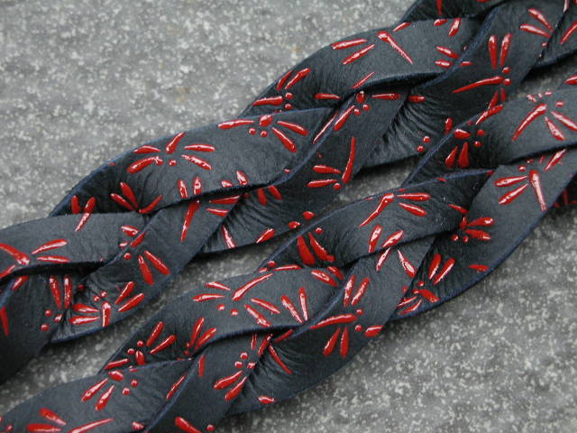 印伝三つ編面乳革 トンボ 黒×赤